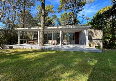 Casa Moderna Minimalista en el Bosque de Carilo con 4 Dormitorios 2 en Suite, Losa Radiante, Diseño de Hormigon Visto y Amplio Lote de 932 m²
